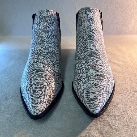 L.A.M.B. Women's Mayor Lizard Print White Pointy Toe Ankle Booties Shoes Sz 10 - Picture 15 of 16
